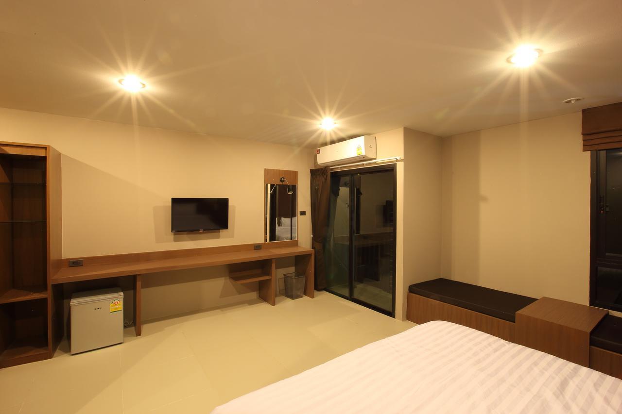 The Plubpla Serviced Apartment Bangkok Exterior foto