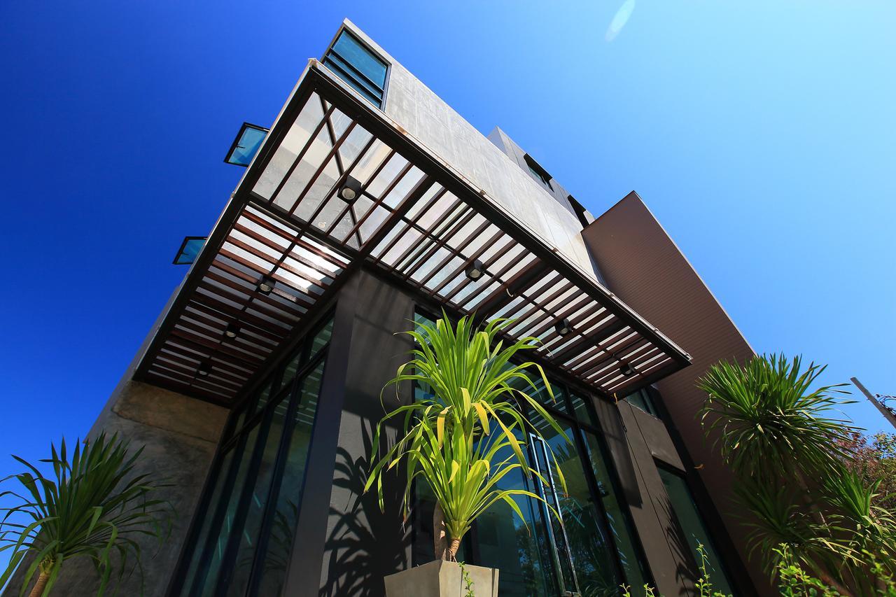 The Plubpla Serviced Apartment Bangkok Exterior foto