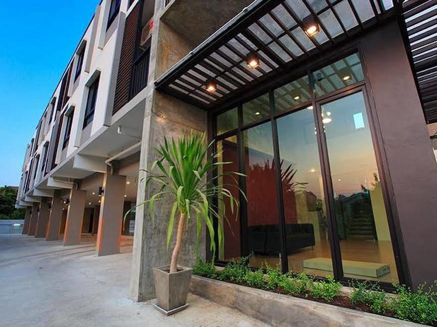 The Plubpla Serviced Apartment Bangkok Exterior foto