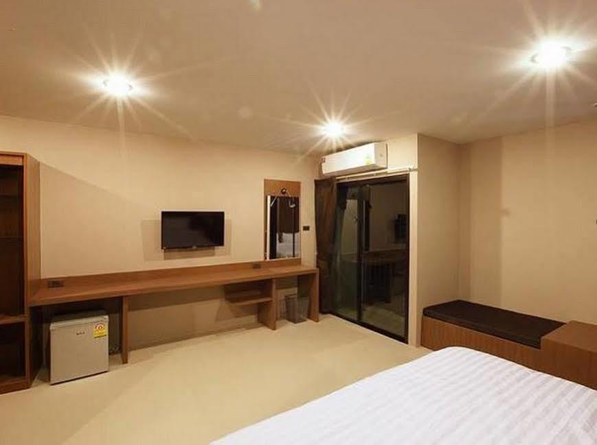The Plubpla Serviced Apartment Bangkok Exterior foto
